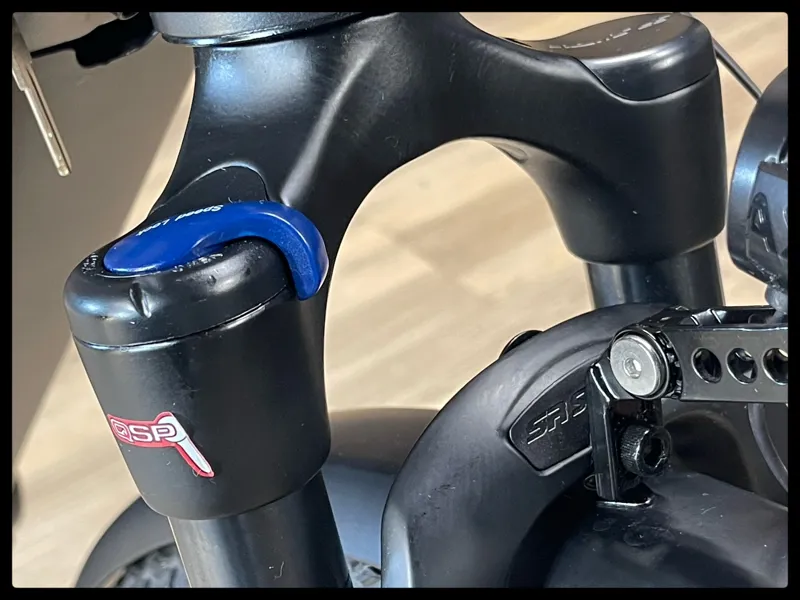 Giant Explore E+ 1 625 Electric Bike in Gunmetal Black-7